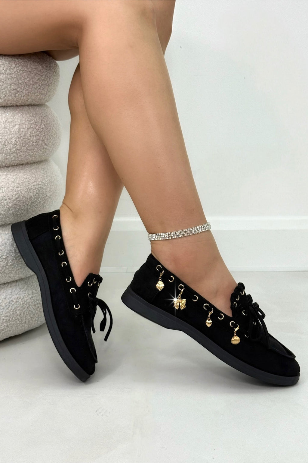 Elegante schwarze Samt Charme Luxe Schnürloafer für Damen. 2