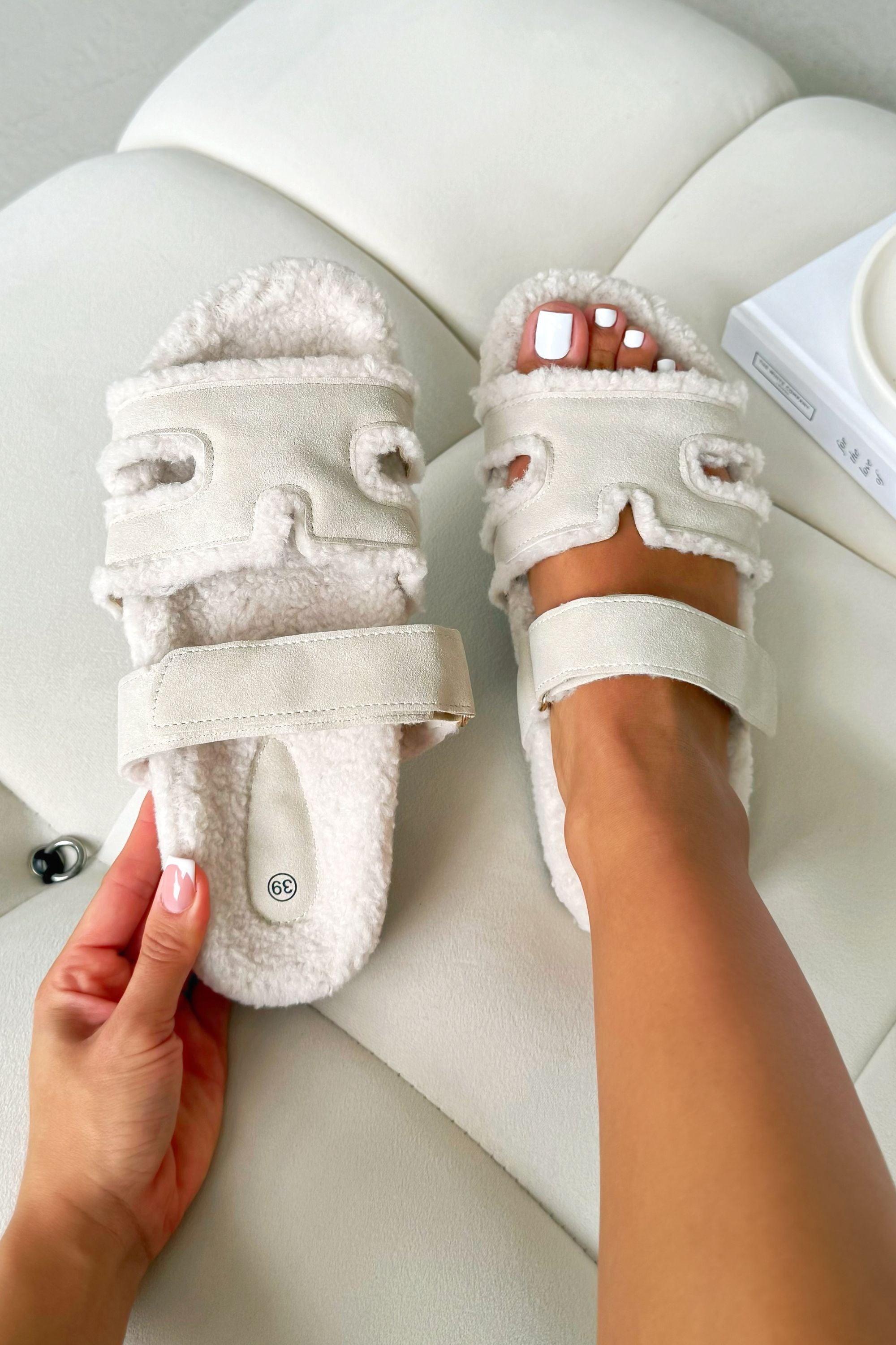 Gemütliche Snuggle Chic Slipper Sliders in Nude mit Kunstschaffell