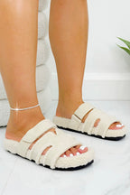 Gemütliche Snuggle Chic Slipper Sliders in Nude mit Kunstschaffell 5