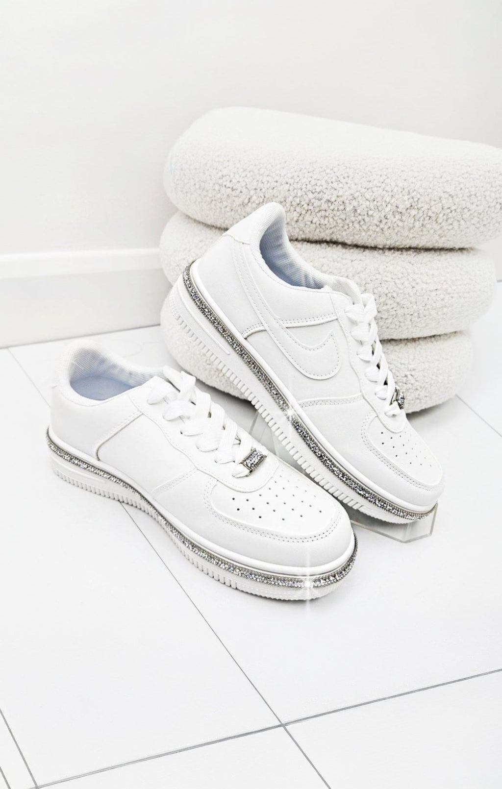 Sportliche Sneaker Weiß mit Kristallbesatz 5