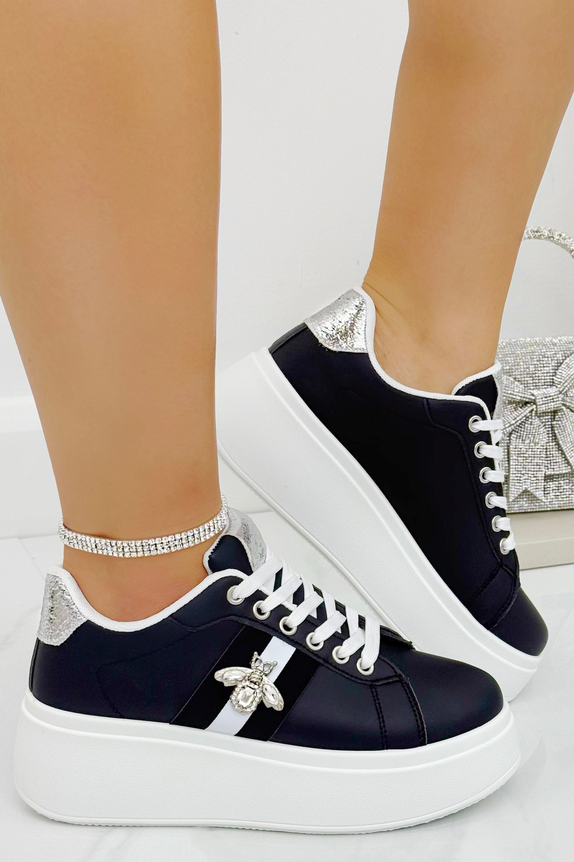 Chunky Sneaker in Schwarz mit Kristallverzierung