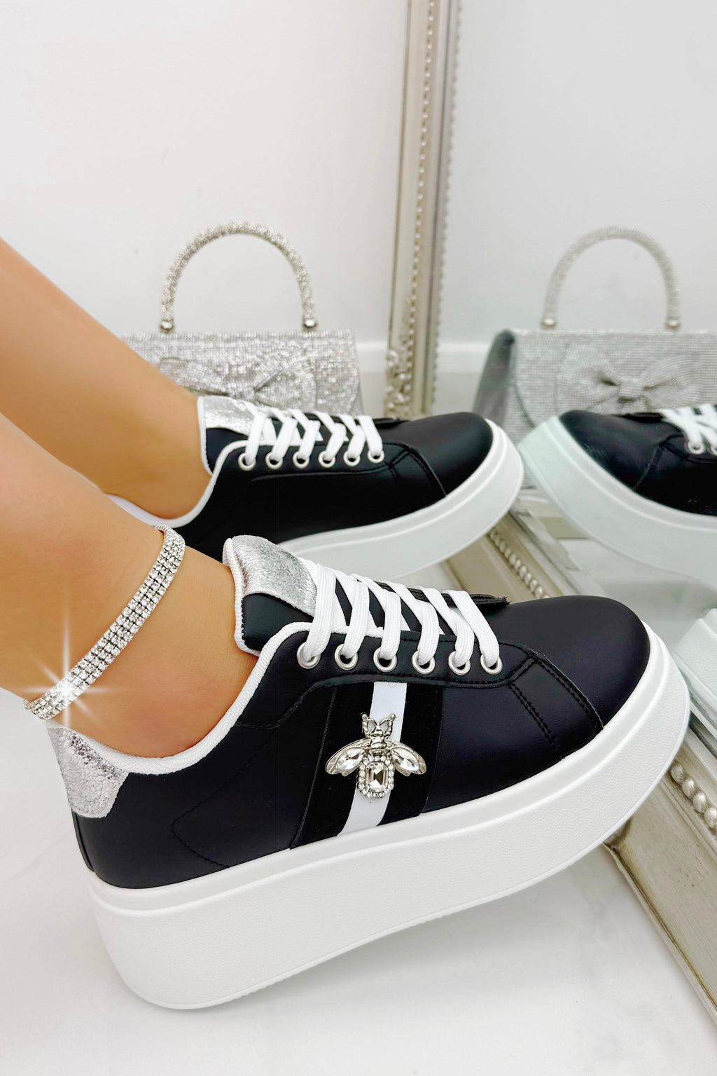 Chunky Sneaker in Schwarz mit Kristallverzierung 2