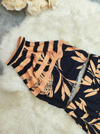 Tropisches Haltertop und weite Hose für Frauen in elegantem Design. 6