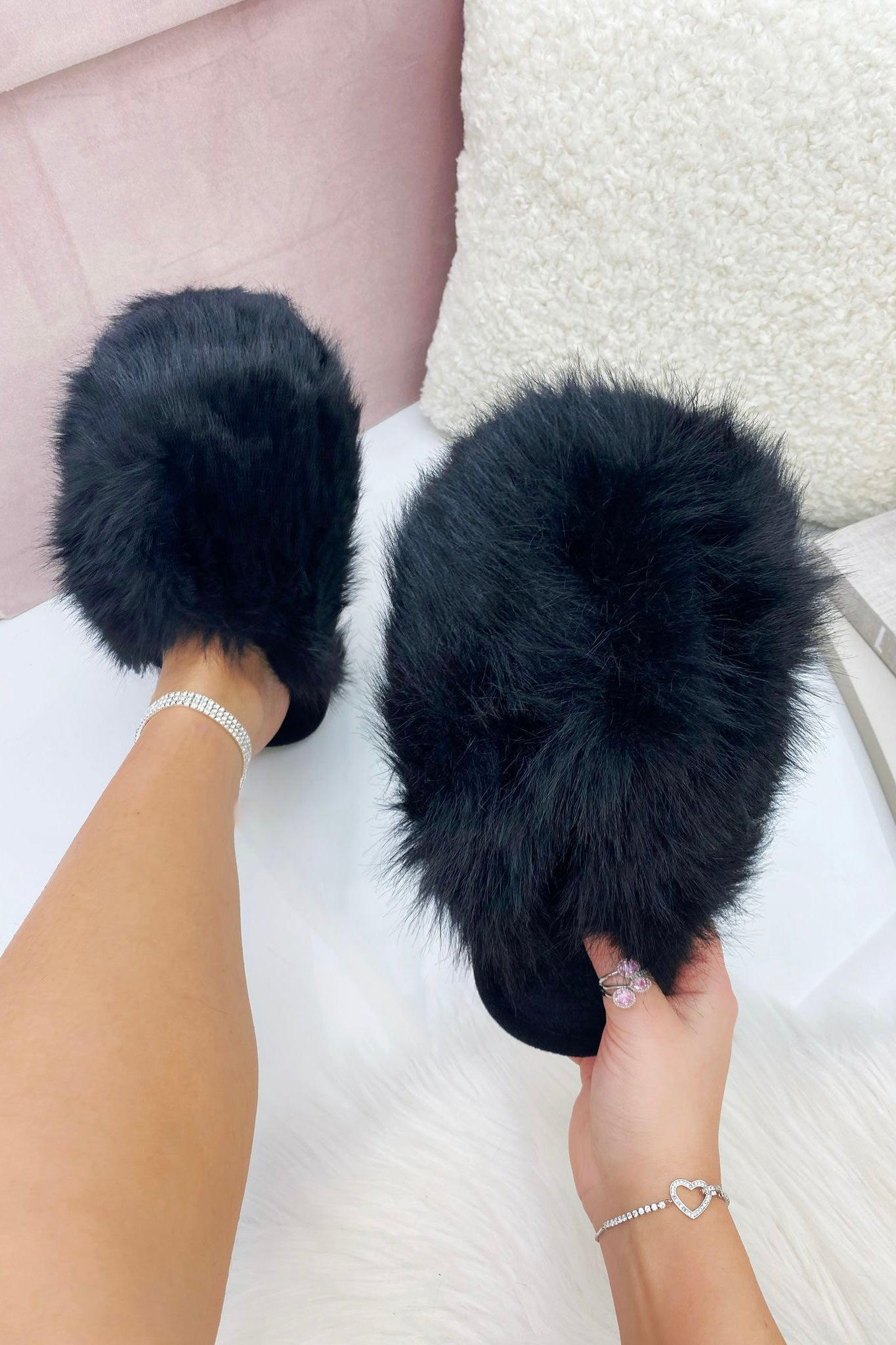 Flauschige schwarze Hausschuhe für gemütliche Tage zu Hause.