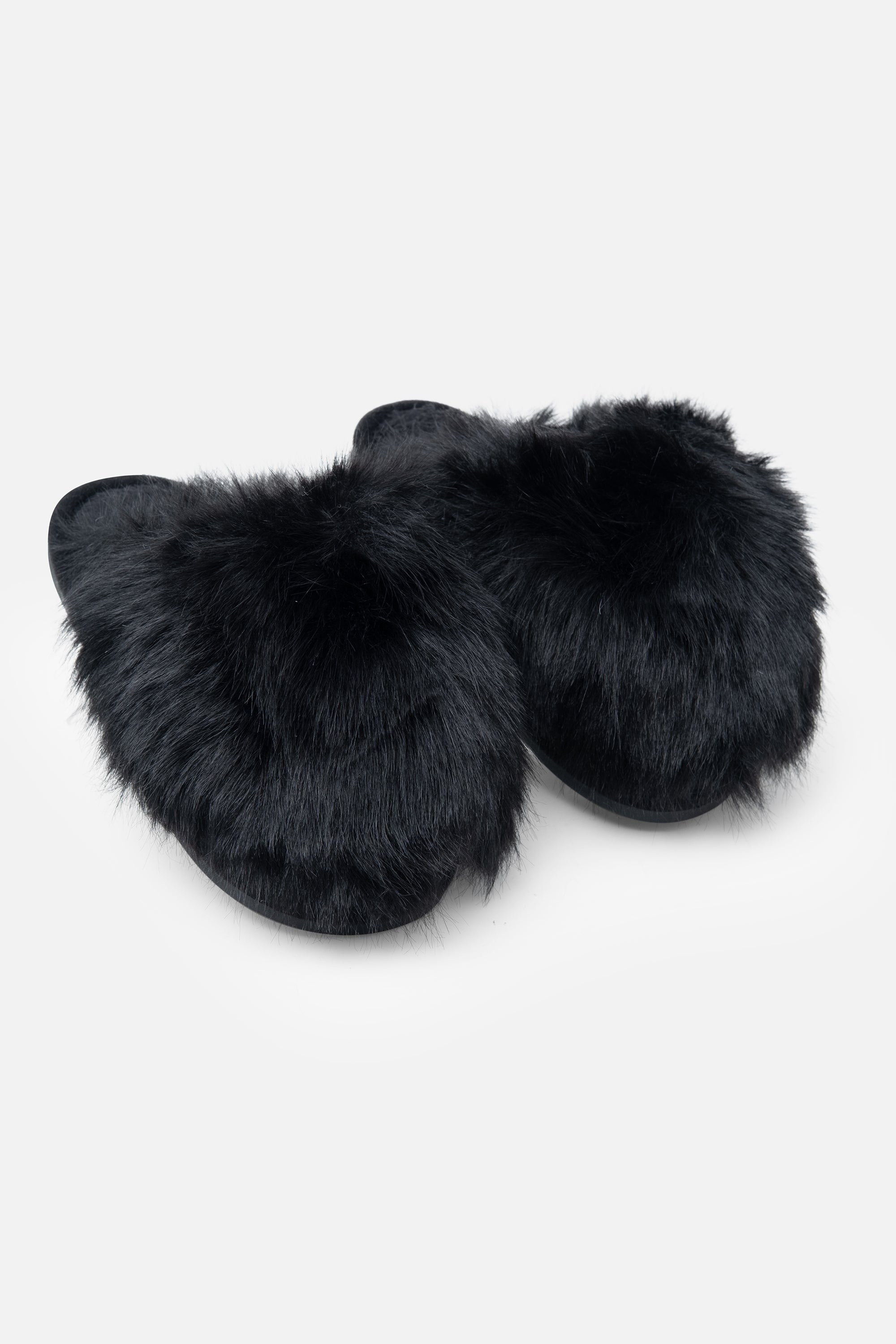 Flauschige schwarze Hausschuhe für gemütliche Tage zu Hause. 6