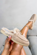 Gemütliche Velvet Crush Slip On Clog Mules in Nude mit Samtoberteil und Kunstfellfütterung.