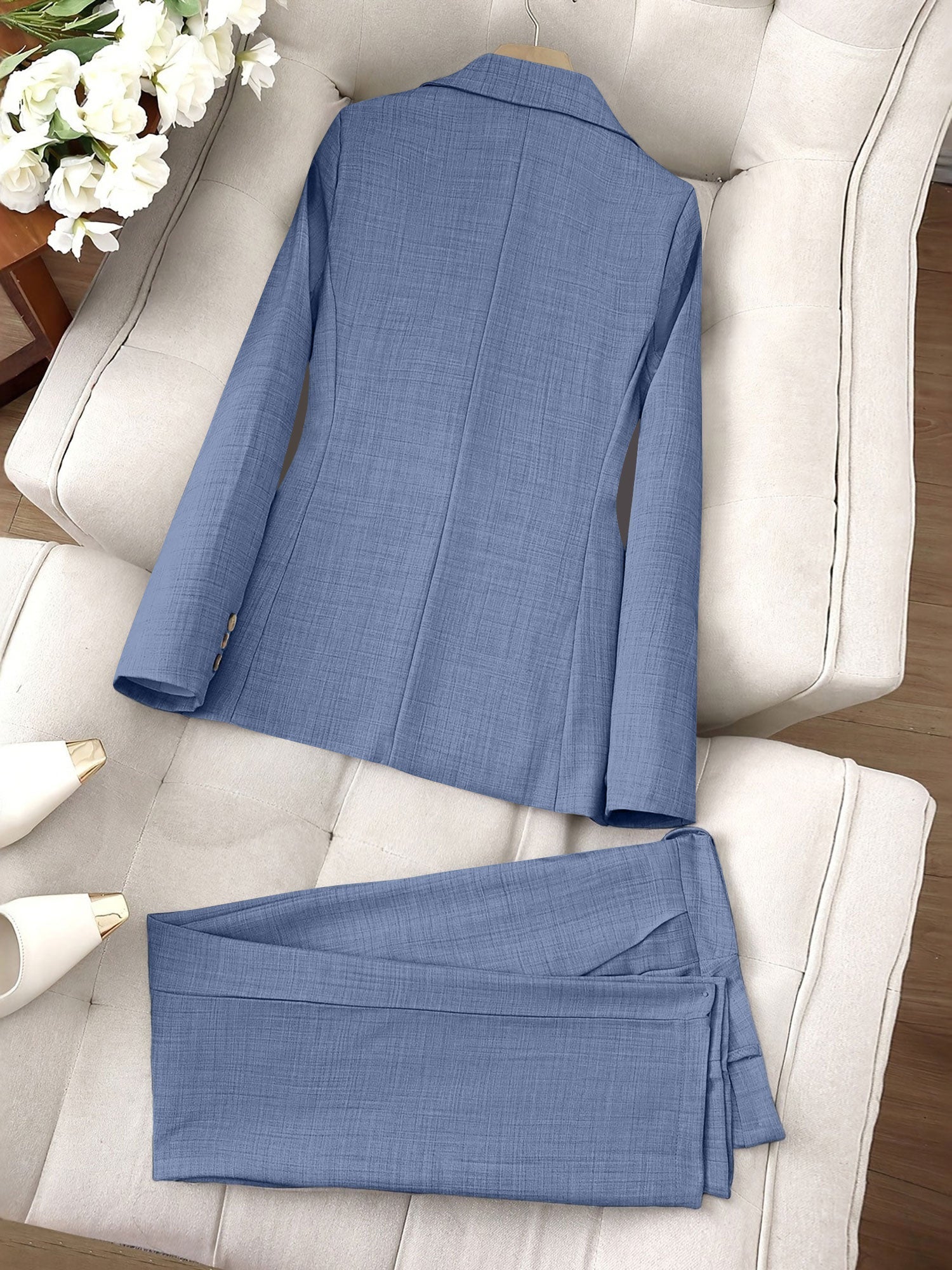 Elegantes maßgeschneidertes Blazer- und Hosen-Set für Frauen. 4