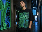 Neon Schaltkreis Oversized Streetwear T-Shirt – Lifestyle-Aufnahme
