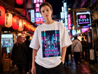 Neon Tokio Oversized Streetwear T-Shirt – Lifestyle-Aufnahme